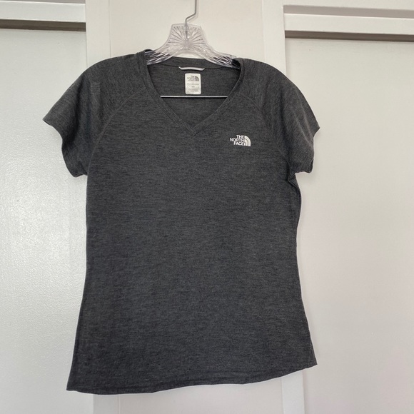 THE NORTH FACE | gray v neck short sleeve T-shirt - Picture 2 of 5